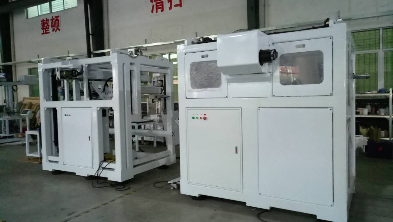 生產(chǎn)快餐盒機(jī)械手的高效率發(fā)揮的淋漓盡致