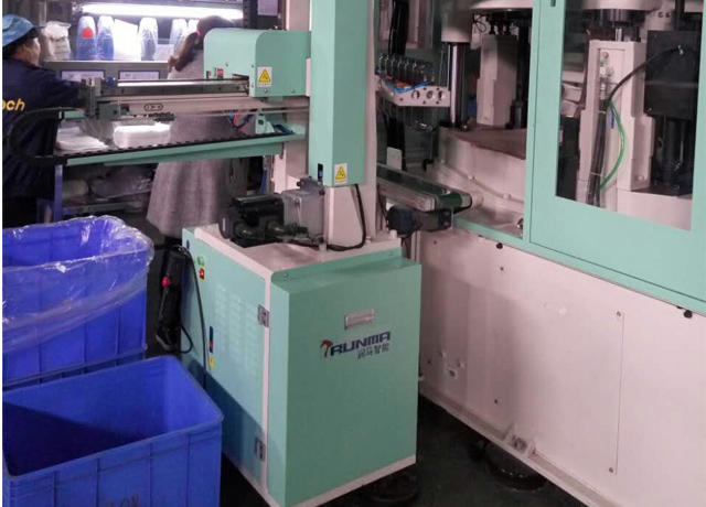 定制顏色的注塑機(jī)機(jī)械手