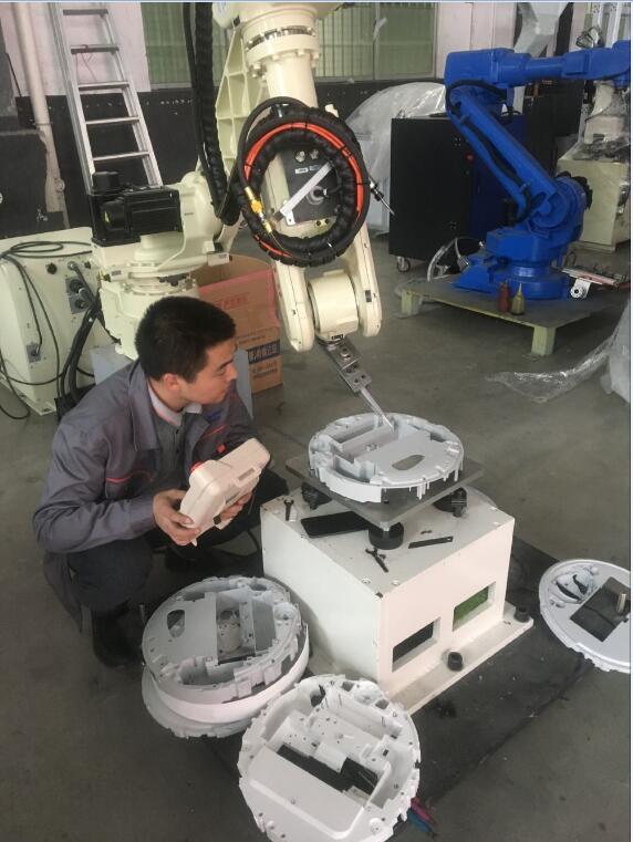 客戶拿樣品到我們工廠實地用機械手去進行實現(xiàn)自動化方案