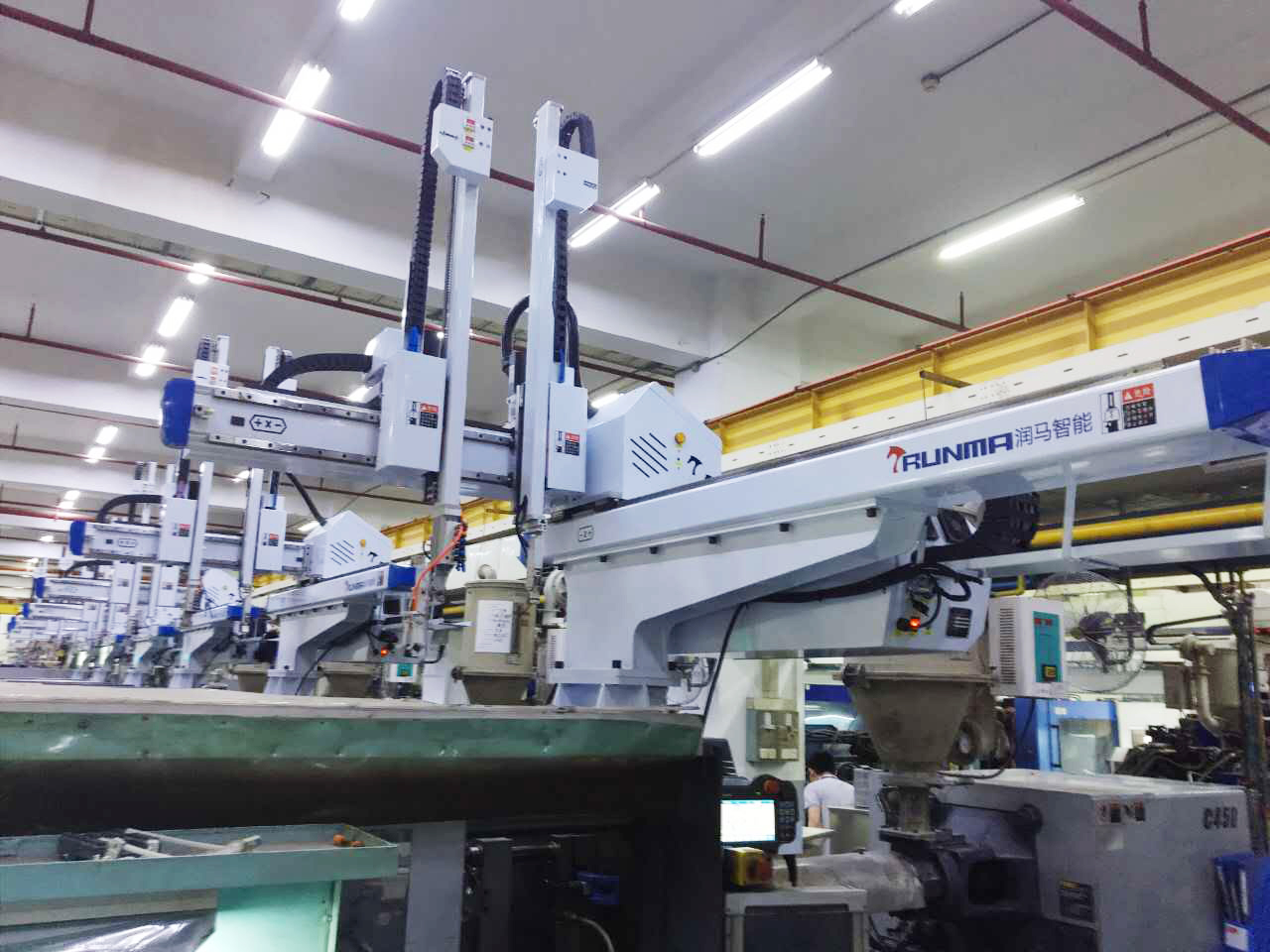 潤(rùn)馬智能注塑機(jī)機(jī)械手廠家為你講解如何選擇適合自己企業(yè)的注塑機(jī)機(jī)械手